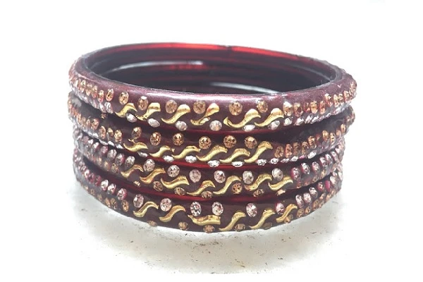 Manufacturer-designed glass kade with traditional finish