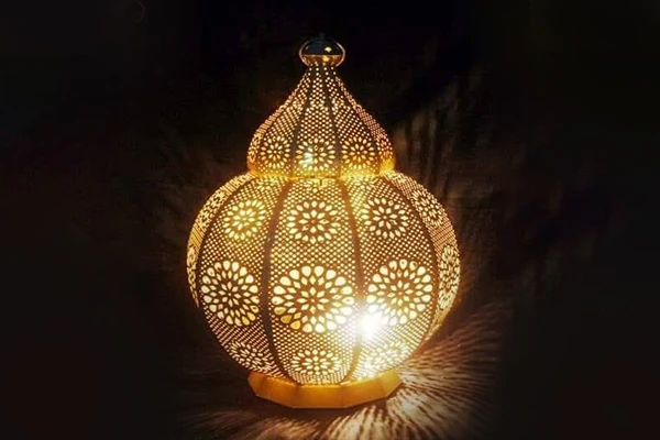 Elegant hanging glass lights for retailers and distributors